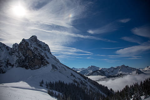 fjellene, skyer, natur, himmel, blå, landskap, alpine, ferie, vinter, snø, ski, reise, vær stemning, bavaria, vinterlig, hvit, høy, fjell, scenics, kaldtemperatur, fjellkjede, sky - himmel, skjønnhet i naturen, naturskjønnhet - natur, rolig scene, ro, ikke-urbane scene, snødekte fjell, miljø, tre, idylliske, anlegg, ingen folk, fjelltopp, 5K, CC0, offentlig domene, opphavsrett gratis