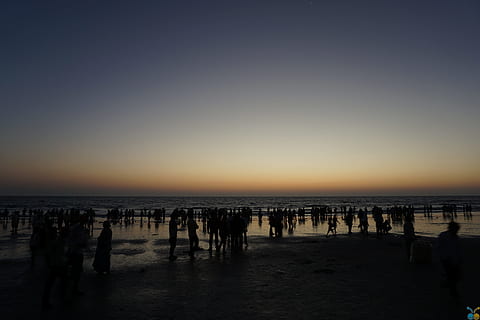 zee, dageraad, landschap, hemel, strand, zwart, wolken, donkere wolken, dok, avond, avondlucht, avondzon, grijze lucht, oceaan, buitenshuis, pier, reflecties, zand, zeestrand, zeegezicht, kust, silhouet, zonsondergang, water, groep mensen, horizon, grote groep mensen, horizon over water, menigte, land-, natuur, echte mensen, scenics - natuur, vrijetijdsbesteding, schoonheid in de natuur, kopie ruimte, 5K, CC0, publiek domein, royaltyvrij