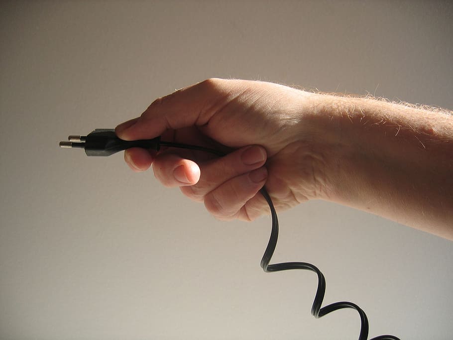 persona, celebració, negre, 2 puntes, Adaptador de 2 puntes, energia, mà, corrent, mantenir, endoll, cable, cable de corrent, vermell, mà humana, part del cos humà, una persona, a l'interior, tir de l'estudi, primer pla, homes, persona irreconeixible, fons blanc, comunicació, part del cos, dit, dit humà, persones reals, arma, signe, còpia espai, extremitat humana, agressió, 2K