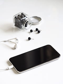 iphone, iphone x, chytrý telefon, telefon, X, Fotoaparát, technologie, mobilní, pohybliví, Černá, digitální, Nový, přístroj, mobilní telefon, bílý, sdělení, Dotyková obrazovka, jednoduchý, minimální, stříbrný, plocha počítače, pracovního prostoru, práce, flatlay, napsat, psaní, blog, blogování, studio shot, bílé pozadí, uvnitř, nikdo, detail, sociální problémy, stálý život, zdravotnictví a lékařství, vystříhnout, kontejner, jehla, zlozvyk, ostrý, vysoký úhel pohledu, zdravotní zásoby, jídlo, jídlo a pití, zaměřit se na popředí, narkotický, 4K, CC0, veřejná doména, bez autorských práv