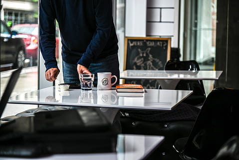 in piedi, persona, detenzione, bicchiere, acqua, accanto, tavolo, tavolo di vetro, boccale, bar, tavolino da caffè, servire, caffè, strada, una persona, uomini, attività commerciale, Sezione centrale, persone reali, giorno, in casa, cibo e bevande, occupazione, messa a fuoco selettiva, tazza, tecnologia, adulto, parte del corpo umano, stili di vita, caffè - bevanda, finestra, 5K, CC0, dominio pubblico, privo di copyright