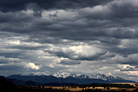 śnieg, krajobraz, góry, Natura, pochmurny, Zachmurzone niebo, dramatyczny, pola, Góra, na dworze, sceniczny, niebo, śnieżna góra, chmura - niebo, scenics - natura, piękno natury, pasmo górskie, środowisko, burza, dramatyczne niebo, żadnych ludzi, chmura burzowa, scena pozamiejska, spokojna scena, spokój, ciemny, ośnieżona góra, deszcz, klimat, złowieszczy, 2K, CC0, domena publiczna, darmowe zdjęcia
