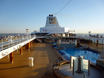 Schiffsdeck, Schwimmbad, Kreuzfahrt, Meer, Schiff, Deck, Entspannung, Wasserfahrzeug, Brücke - künstliche Struktur, Stadt, Hafen, die Architektur, draußen, Himmel, gebaute Struktur, Wasser, Transport, Gebäudehülle, klarer Himmel, Natur, Geländer, Transportmittel, Kreuzfahrtschiff, zufällige Menschen, Gebäude, Tag, Passagierfahrzeuge, 4K, CC0, gemeinfrei, lizenzfrei