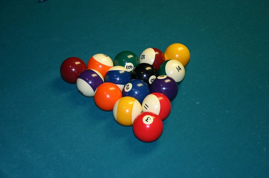 piscina, pilotes, taula, 8 boles, joc, senyal, pal, verd, sentit, butxaques, prestatge, ratlles, sòlids, pilota de piscina, esport, taula de billar, esport de piscina, activitat d'oci, pilota, nombre, jocs d’oci, relaxació, forma de triangle, forma, gran grup d'objectes, multicolor, vista d’angle alt, cap gent, a l'interior, competició, cultura i entreteniment artístic, arranjament, vida nocturna, 1080P