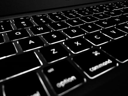 teclat d’ordinador negre, ordinador, pantalla, electrònica, il·luminat, teclat, claus, portàtil, lletres, tecnologia, tipus, sense fils, teclat d’ordinador, clau d’ordinador, tecnologia sense fils, comunicació, Internet, connexió, alfabet, equips informàtics, part de l’ordinador, carta, primer pla, text, cap gent, a l'interior, nombre, lletra majúscula, enfocament selectiu, 2K, CC0, domini públic, lliure de regalies
