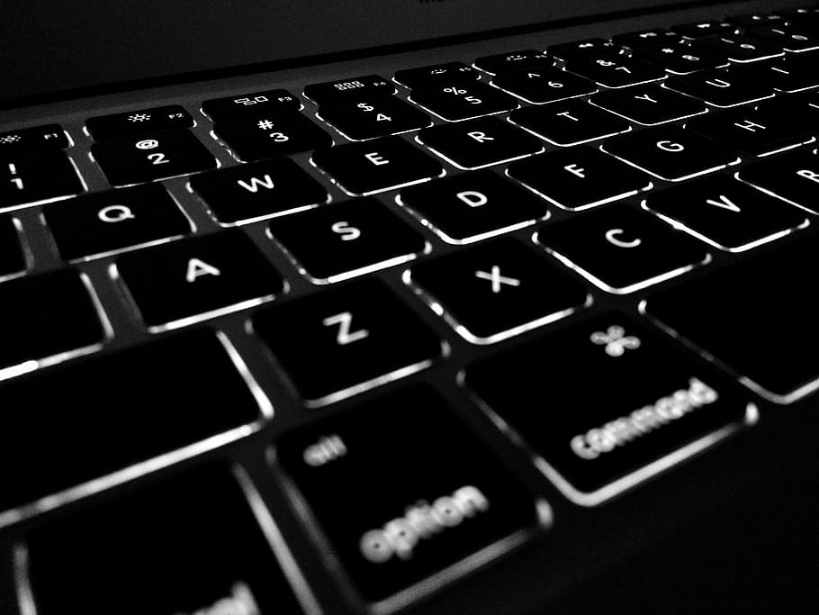 teclat d’ordinador negre, ordinador, pantalla, electrònica, il·luminat, teclat, claus, portàtil, lletres, tecnologia, tipus, sense fils, teclat d’ordinador, clau d’ordinador, tecnologia sense fils, comunicació, Internet, connexió, alfabet, equips informàtics, part de l’ordinador, carta, primer pla, text, cap gent, a l'interior, nombre, lletra majúscula, enfocament selectiu, 2K
