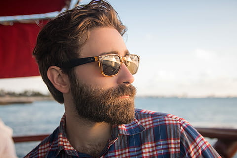 uomo, blu, rosso, bianca, plaid, camicia, analizzare, cercare, guardare, mare, tramonto, superficiale, fotografia a fuoco, uomo in blu, guardando, messa a fuoco superficiale, fotografia, uomini, occhiali da sole, persone, all'aperto, una persona, maschi, adulto, etnia caucasica, barba, giovane adulto, stili di vita, bellezza maschile, ritratto, rilassamento, solo un uomo, giovani uomini, estate, sorridente, Solo uomini, abbigliamento casual, vacanze, spiaggia, colpo alla testa, peli del viso, acqua, moda, bicchieri, attività di svago, persone reali, concentrarsi sulle conoscenze acquisite, natura, acconciatura, 5K, CC0, dominio pubblico, privo di copyright