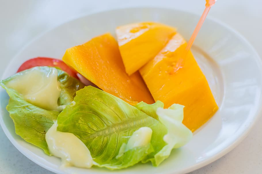 mango, fruita, fons, menjar, groc, fresc, tropical, fusta, madur, dolç, estiu, postres, taula, suc, orgànic, vegetarià, sucós, vitamina, fosc, tall, mangos, saludable, rústic, exòtic, menjar i beguda, alimentació saludable, frescor, benestar, bol, primer pla, placa, utensili per menjar, a l'interior, cap gent, amanida, llest per menjar, estri de cuina, pinya, menjar dolç, centrar-se en primer pla, natura morta, amanida de fruita, vaixella, 5K