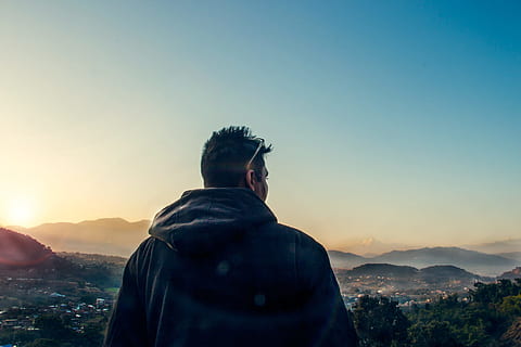 sagoma dell'uomo, tramonto, uomo, pensiero, di bell'aspetto, natura, rilassare, lenitivo, cielo, silhouette, persone, viaggio, maschio, successo, dom, all'aperto, sole, ispirazione, escursioni a piedi, uomini, vacanza, motivazione, montagna, persone reali, una persona, attività di svago, stili di vita, bellezza nella natura, catena montuosa, in piedi, giovani uomini, scenics - natura, luce del sole, giovane adulto, copia spazio, la tranquillità, 1080P, CC0, dominio pubblico, privo di copyright