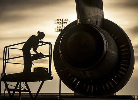 Silhouette, Person, Überprüfung, Flugzeug-Triebwerke, Mechaniker, Jet, Sonnenuntergang, Motor, Ebene, Himmel, Wolken, draußen, Base, Militär-, eine Person, Männer, in voller Länge, wolke - himmel, echte Menschen, Stehen, Lebensstile, Natur, Besetzung, Industrie, Seitenansicht, Arbeiten, Tag, Erwachsene, 1080P, CC0, gemeinfrei, lizenzfrei