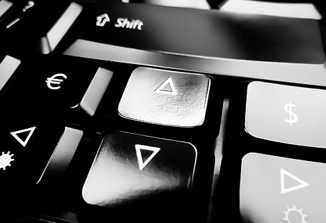 Nahansicht, Foto, schwarz, Tastatur, Tastaturtaste, Computer, Schwarz-Weiss, Schlüssel, Weiß, Pfeil, Richtung, Text, Computerschlüssel, Alphabet, Technologie, Computer Tastatur, Kommunikation, keine Leute, westliche Schrift, Brief, Computerausrüstung, Computerteil, Nummer, Zeichen, Großbuchstabe, Vollbild, Pfeilsymbol, drinnen, Beratung, Druckknopf, Tastenfeld, 2K, CC0, gemeinfrei, lizenzfrei