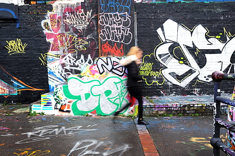 panning, fotografie, femeie, mers, lângă, perete, graffiti art, graffiti, negru, beton, scenă urbană, arta stradală, oraș, apă, în aer liber, zi, text, creativitate, arhitectură, artă și sculptură, multi colorate, western script, construită, montare pe perete, exteriorul clădirii, stradă, comunicare, scenariu, nici o persoana, ambarcațiune, mural, 4K, CC0, domeniu public, fără drepturi de autor