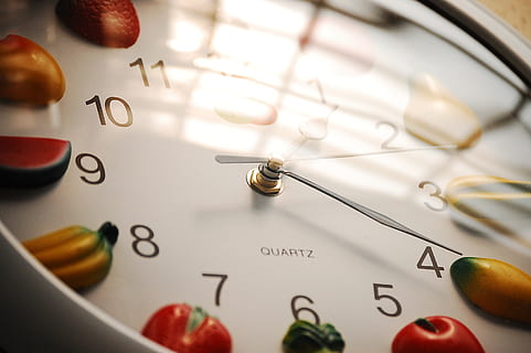 sehen, Obst, Std, Nummer, drinnen, keine Leute, Stillleben, Nahansicht, Papier-, Richtigkeit, High Angle View, selektiver Fokus, Tabelle, Zeit, Musik-, gerader Stift, Text, Uhr, gesundes Essen, rot, Kunst und Handwerk, Minutenzeiger, 2K, CC0, gemeinfrei, lizenzfrei