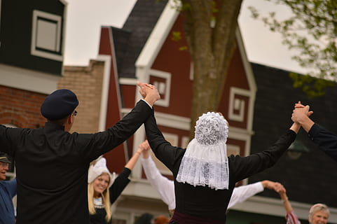 holandès, dansa, diversió, ballant, Països Baixos, Holanda, a l'aire lliure, vestits, roba tradicional, tradició, de la mà, cultura, vestit, roba, tradicional, ball de cercle, cases holandeses, carrer, puntes, capot, gent, folk, braç humà, braços aixecats, homes, membre, arquitectura, exterior de l'edifici, part del cos, grup de persones, estructura construïda, adult, unió, braços estesos, part del cos humà, extremitat humana, estils de vida, centrar-se en primer pla, de peu, persones reals, moviment, 5K, CC0, domini públic, lliure de regalies