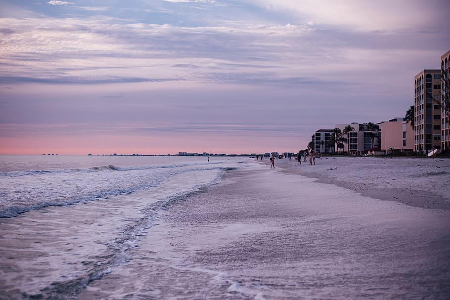 solnedgang, arkitektur, bygning, infrastruktur, Hotel, feriesteder, ferie, strand, hav, ocean, vand, himmel, sky - himmel, bygning udvendig, jord, natur, bygget struktur, by, skønhed i naturen, scenics - natur, sand, rolig scene, bølge, udendørs, 5K