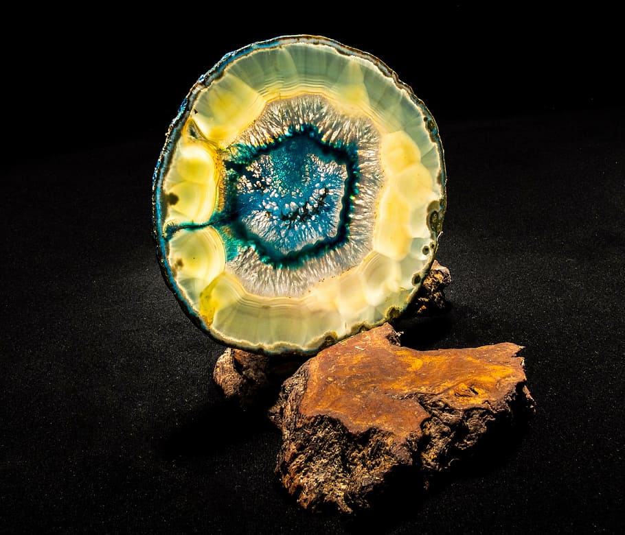 tranche d'agate, bleu, Fermer, lumière, objet unique, fond noir, bijoux, à l'intérieur, personne, gemme, prise de vue en studio, géologie, rock - objet, Roche, solide, la nature, brillant, richesse, Forme géométrique, science, Une pierre précieuse, cercle, forme, luxe, gemme semi-précieuse, 2K