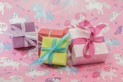 mehrere, farblich sortierte Boxen, oben, Rosa, Textil-, Geschenk, gemacht, Paket, Schleife, Paketschleife, Weihnachten, Weihnachtsdekoration, geben, Advent, verpackt, Geschenkverpackung, Überraschung, Geschenke, Muttertag, Kindergeburtstag, Geburtstag, Dekoration, Freude, bunt, Farbe, Band - Nähartikel, Band, Bogen, gebundener Bogen, Feier, Papier-, pinke Farbe, Nahansicht, Emotion, keine Leute, Stillleben, Kasten - Behälter, Box, drinnen, Geschenkbox, eingewickelt, Veranstaltung, Muster, Geschenkpapier, Blumenmuster, 4K, CC0, gemeinfrei, lizenzfrei