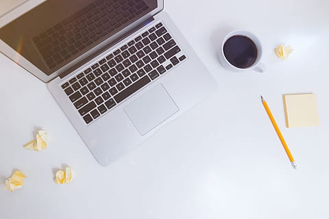macbook air, ved siden af, hvid, keramisk, krus, bærbar, æble, mac, computer, browser, forskning, undersøgelse, skole, forretning, arbejde, skrivebord, blyant, sort, trådløs teknologi, teknologi, mad og drikke, meddelelse, computerudstyr, drikke, tastatur, bord, kop, computer tastatur, indendørs, forfriskning, ingen mennesker, forbindelse, møbel, kaffe, høj vinkel visning, 4K, CC0, offentligt domæne, royaltyfrie