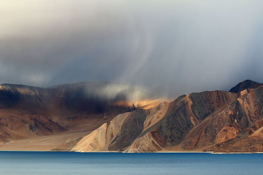 corpo, acqua, Marrone, montagna, bianca, cielo, giorno, oceano, montagna bianca, smokey, cielo bianco, lago, nube, collina, sporco, natura, Paesaggi, paesaggio, all'aperto, catena montuosa, nuvola - cielo, bellezza nella natura, picco di montagna, blu, nessuno, panoramico, terreno estremo, la neve, Cloudscape, scenics - natura, ambiente, la tranquillità, destinazioni di viaggio, terra, viaggio, clima, 5K