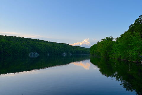 lago, tramonto, nuvole, riflessione, alberi, foresta, parco, sera, cielo, natura, paesaggio, acqua, blu, crepuscolo, luce del sole, panoramico, orizzonte, all'aperto, costa, primavera, albero, Paesaggi, estate, montagna, fiume, scenics - natura, bellezza nella natura, la tranquillità, scena tranquilla, pianta, nessuno, scena non urbana, idilliaco, colore verde, giorno, lago di riflessione, 4K, CC0, dominio pubblico, privo di copyright