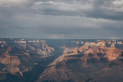 aèria, veure la fotografia, muntanyes, grand, canyon, ennuvolat, cel, núvol, tempesta, vermell, rock, vall, penya-segat, núvol de tempesta, gres, horitzó, natura feta, Gran Canó, naturalesa, paisatge, núvol - cel, formació de roca, escenics - natura, bellesa a la natura, escena no urbana, rock - object, viatjar, escena tranquil·la, destinacions de viatge, tranquil·litat, sòlid, medi ambient, turisme, cap gent, geografia física, formació, erosionat, a l'aire lliure, clima àrid, clima, 5K, CC0, domini públic, lliure de regalies