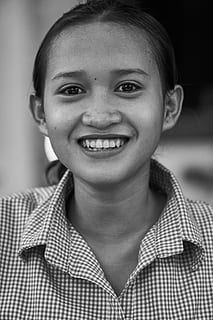 retrat, humà, exposició, model, dones, noia, blanc i negre, cara, gent, la innocència, adult, somriu, està sol, nena bonica, ulls, innocent, expressió, documental, asiàtic, Cambodja, viatjar, riure, infància, nen, somrient, felicitat, una persona, emoció, tirada al cap, dents, somriure dentut, mirant la càmera, vista frontal, primer pla, noies, persones reals, nois, centrar-se en primer pla, a l'interior, innocència, buit dentat, rostre humà, adolescent, 8K, CC0, domini públic, lliure de regalies