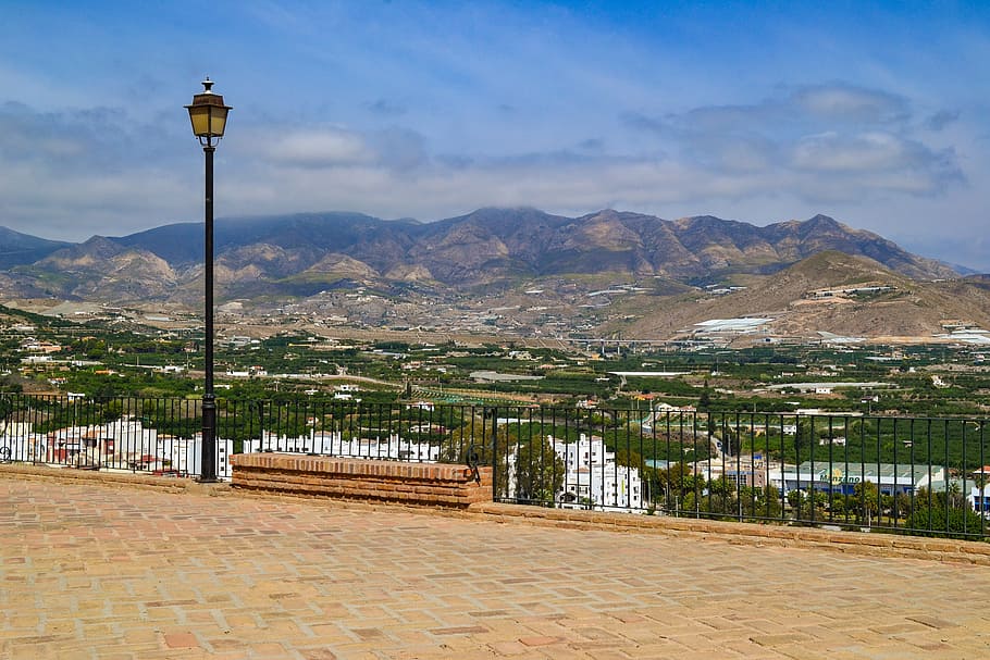 llanterna, espanya, salobreña, banc, muntanyes, paisatge, viatjar, muntanya, cel, Serra, llum del carrer, equips d’il·luminació, carrer, naturalesa, cap gent, núvol - cel, bellesa a la natura, arquitectura, escenics - natura, destinacions de viatge, dia, tranquil·litat, arbre, a l'aire lliure, escena tranquil·la, medi ambient, 4K