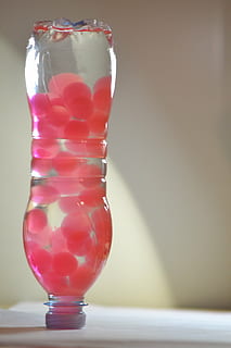 bolhas, vermelho, agua, garrafa, mesa, dentro de casa, ninguém, fechar-se, comida e bebida, transparente, vidro - material, ainda vida, cor rosa, vidro, focar em primeiro plano, copo de bebida, único objeto, Comida, recipiente, equipamento doméstico, frescura, madeira - material, bem-estar, tentação, 4K, CC0, domínio público, royalty free