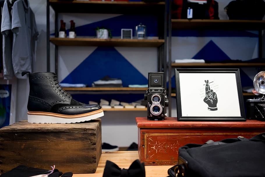 negre, botes brogue completes, fusta, Caixa, frontal, marc de fotos, superior, habitació, objectes, arranjament, diversos, sabata, imatge, articles, Caixa de fusta, estil, decoració, col · lecció, interior, càmera, vintage, retro, cap gent, a l'interior, centrar-se en primer pla, natura morta, venda al detall, material de fusta, a la venda, prestatge, gran grup d'objectes, primer pla, elecció, variació, mercat, dia, blau, taula, visualització al detall, venda, 5K