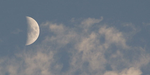 Mond, Wolken, Mondlicht, Astronomie, Himmel, Szene, Abend, Dämmerung, Wetter, Mond-, Aussicht, Ruhe, Galaxis, Horizont, Wolkengebilde, draußen, Meteorologie, Kumulus, flauschige, Ozon, Stratosphäre, Atmosphäre, Natur, Schönheit in der Natur, ruhige Szene, szenen, wolke - himmel, Platz, keine Leute, Flachwinkelansicht, Szenen - Natur, Halbmond, Nacht-, Blau, Astrologie, kopieren sie platz, planetarischer Mond, Weltraum und Astronomie, 720P, CC0, gemeinfrei, lizenzfrei
