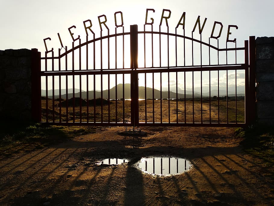 grande chiusura, ranch gate, ranch, tramonto, recinto, cancello, prigione, architettura, cielo, struttura costruita, natura, costruzione, nessuno, all'aperto, metallo, esterno dell'edificio, giorno, acqua, luce del sole, finestra, ombra, destinazioni di viaggio, sicurezza, 5K