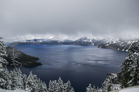 Karosserie, Wasser, umgeben, Berg, bedeckt, Nebel Landschaft Foto, Antenne, Landschaftssee erschossen, Foto, Gewässer, See, Winter, Schnee, Wolke, Natur, Landschaft, szenen, kalte Temperatur, Kanada, Eis, draußen, keine Leute, Wald, Tag, Szenen - Natur, Schönheit in der Natur, Himmel, Umgebung, ruhige Szene, wolke - himmel, Ruhe, Baum, Nebel, Land, schneebedeckter Berg, Nadelbaum, Kiefer, 5K, CC0, gemeinfrei, lizenzfrei