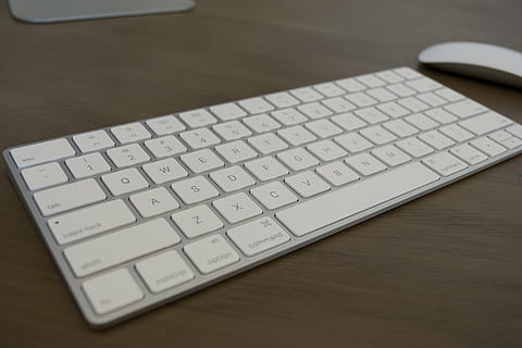 tastatur, mus, eple, datamaskin, virksomhet, kontor, teknologi, data-tastatur, hvit, skrivebord, arbeid, datamus, rom, arbeidsplass, desktop, moderne, topp, utsikt, trådløst, kontorpult, bord, innendørs, data utstyr, trådløs teknologi, kommunikasjon, ingen folk, nærbilde, forbindelse, datamaskin del, høy vinkel visning, tre - materiale, datamaskin nøkkel, laptop, alfabet, brev, hvit farge, 5K, CC0, offentlig domene, opphavsrett gratis