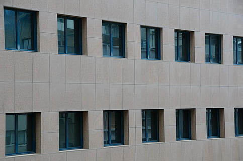 finestre, ordine, modello, urbano, reali, Israele, tel Aviv, città, costruzione, bianca, moderno, architettura, struttura, finestra, fotogramma intero, esterno dell'edificio, giorno, struttura costruita, fianco a fianco, nessuno, di fila, vetro - materiale, Inquadratura dal basso, ripetizione, sfondi, luce del sole, riflessione, all'aperto, beige, appartamento, 4K, CC0, dominio pubblico, privo di copyright