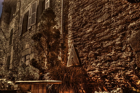 paret, façana, maons, pedres, vell, antic, nit, llum, estructura construïda, arquitectura, exterior de l'edifici, edifici, vista d’angle baix, cap gent, arbre, el passat, història, planta, naturalesa, funció de construcció de parets, a l'aire lliure, ciutat, barri residencial, dia, religió, casa, llum del carrer, 5K, CC0, domini públic, lliure de regalies