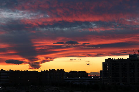 posta de sol, puestade sun, núvols, núvol - cel, cel, exterior de l'edifici, arquitectura, color taronja, estructura construïda, silueta, cap gent, ciutat, naturalesa, edifici, cel dramàtic, bellesa a la natura, escenics - natura, a l'aire lliure, barri residencial, paisatge urbà, tempesta, cel romàntic, 1080P, CC0, domini públic, lliure de regalies