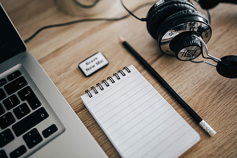 macbook, pro, écouteurs, en bois, Macbook Pro, Pomme, ordinateur, carnet, portable, Mac, Unitra, affaires, table, La technologie, à l'intérieur, vue grand angle, Technologie sans fil, la communication, la musique, bois - matériau, personne, lien, nature morte, stylo, meubles, fermer, cahier à spirale, clavier d'ordinateur, Bureau, clavier, 4K, CC0, domaine public, libre de droits