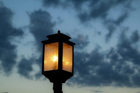 pouliční lampa, v noci, osvětlená post lampa, Černá, nástroj, pošta, elektrická lampa, lucerna, osvětlovací zařízení, noc, svítí, nebe, pouliční osvětlení, venku, světlo - přírodní jev, mrak - nebe, dramatická obloha, nízký úhel pohledu, Příroda, soumrak, nikdo, světlo, elektrické světlo, ulice, silueta, stavba, architektura, západ slunce, elektřina, 5K, CC0, veřejná doména, bez autorských práv