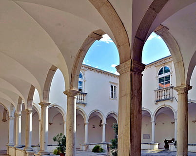 claustro, monasterio, cielo, verano, edificio, esforzarse, pilar, arquitectura, historia, arco, estructura construida, columna arquitectonica, exterior del edificio, día, arcada, nadie, naturaleza, el pasado, al aire libre, religión, arqueado, corredor, patio, lugar de adoración, columnata, techo, 4K, CC0, dominio público, libre de derechos