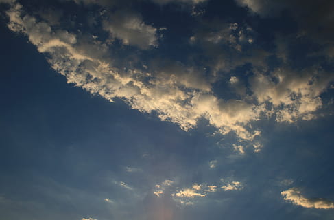 nuvole, piuma, bianca, sciolto, smokey, ciuffi, cielo, blu, nuvola - cielo, Cloudscape, bellezza nella natura, sfondi, natura, Inquadratura dal basso, nessuno, cielo drammatico, scenics - natura, luce del sole, ambiente, all'aperto, cielo lunatico, tempesta, atmosfera, idilliaco, la tranquillità, vento, meteorologia, clima, 2K, CC0, dominio pubblico, privo di copyright
