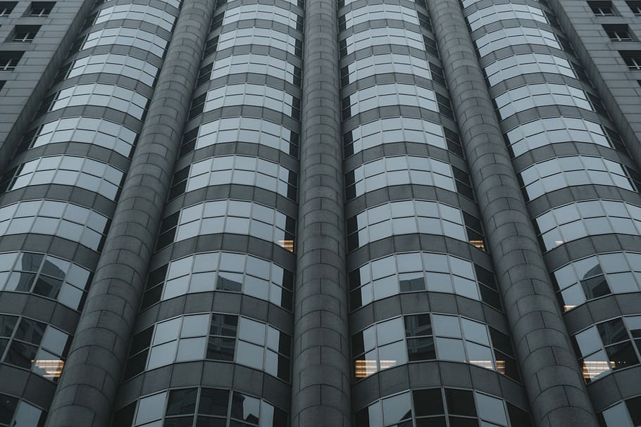fotografia ad angolo basso, costruzione di facciate continue, costruzione, architettura, finestra, Torre, grattacielo, Inquadratura dal basso, struttura costruita, nessuno, esterno dell'edificio, città, giorno, sfondi, fotogramma intero, modello, moderno, di fila, ripetizione, all'aperto, edificio per uffici esterno, fianco a fianco, ufficio, attività commerciale, natura, 5K