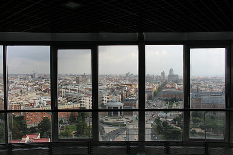 Madrid, Turm, Fenster, Ausblick, Stadt, Stadtbild, die Architektur, drinnen, gebaute Struktur, Gebäude, Gebäudehülle, Himmel, Tag, keine Leute, transparent, Glas - Material, Natur, draußen, Bürogebäude außen, Wolkenkratzer, Reiseziele, modern, Finanzviertel, 5K, CC0, gemeinfrei, lizenzfrei