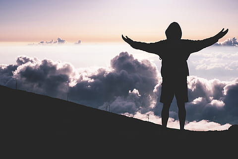kedudukan, awan gunung, pria, gunung, awan, orang-orang, petualangan, liburan, pemandangan, olahraga, musim panas, perjalanan, melihat, bayangan hitam, alam, langit, di luar rumah, matahari terbenam, satu orang, backlit, kebebasan, laki-laki, awan - langit, sinar matahari, adegan yang tenang, lengan terentang, perempuan, kebahagiaan, lengan terangkat, dewasa, bagian tubuh manusia, lengan manusia, orang sungguhan, kegiatan waktu luang, dahan, keberhasilan, penuh, gaya hidup, keindahan di alam, tampilan belakang, anggota tubuh manusia, 4K