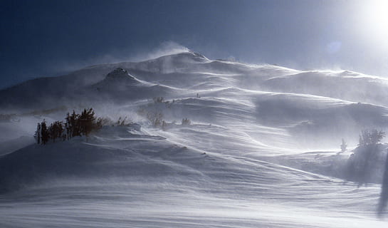 landskabsfoto, sne, dækket, bjerg, landskabsfotografering, vind, vinter, træ, bakke, natur, sky - himmel, landskab, himmel, scenics, udendørs, cloudscape, vejr, skønhed i naturen, tåge, ro, scenics - natur, ingen mennesker, miljø, rolig scene, ikke-urbane scene, dag, plante, idyllisk, majestætisk, snedækket bjerg, 8K, CC0, offentligt domæne, royaltyfrie