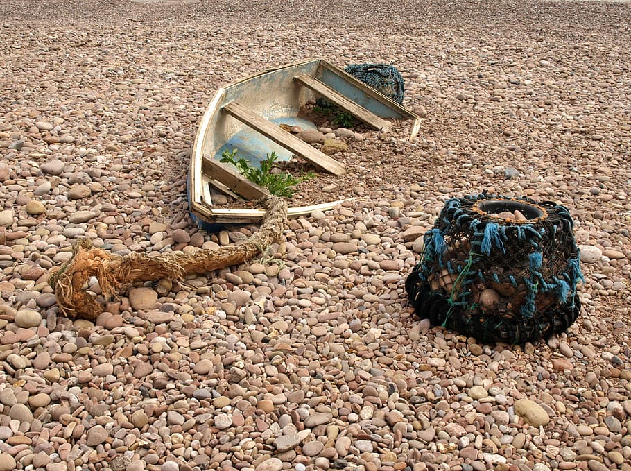 støvle, strandede, gammel, tør, fisk, vrag, strand, kyst, Jurassic Coast, england, sten, rødlig, solid, sten - objekt, dag, ingen mennesker, natur, klippe, jord, sten-, høj vinkel visning, metal, udendørs, forladt, sollys, transportmidler, rullesten, dyr, et dyr, dyre temaer, byggeplads, grus, hjul, 2K