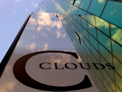 Fassade, Wolken, Spiegeln, die Architektur, Himmel, Glasfront, Verglasung, Struktur, wolke - himmel, Text, keine Leute, westliche Schrift, Glas - Material, Kommunikation, Natur, Reflexion, Flachwinkelansicht, Nahansicht, Tag, draußen, Verbindung, transparent, gebaute Struktur, Technologie, Großbuchstabe, digitaler Verbund, 5K, CC0, gemeinfrei, lizenzfrei