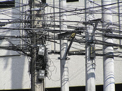 linhas, atual, cabo, caos, desordem, gewurstel de cabo, gewurstel, eletricidade, ninguém, estrutura construída, linha de energia, tecnologia, arquitetura, fonte de energia, conexão, complexidade, geração de combustível e energia, dia, exterior do edifício, visão de baixo ângulo, natureza, pilão de eletricidade, ao ar livre, metal, pólo, árvore, emaranhado, componente elétrico, equipamento elétrico, 1080P, CC0, domínio público, royalty free