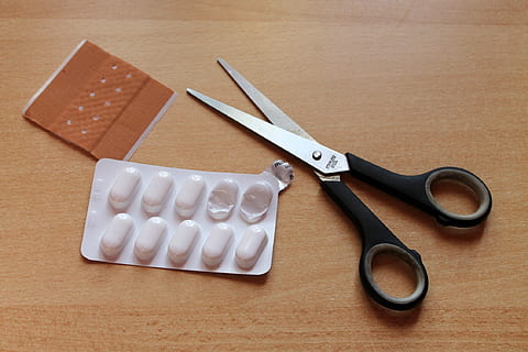 Patch, Tablets, Schere, krank, medizinisch, Gesundheitswesen und Medizin, drinnen, keine Leute, Dosis, Pille, Medizin, Holz - Material, Stillleben, Tabelle, Wahl, High Angle View, direkt darüber, Gruppe von Objekten, Studioaufnahme, Scharf, Nahansicht, Blisterpackung, Arbeitsgerät, farbiger Hintergrund, Holzmaserung, 1080P, CC0, gemeinfrei, lizenzfrei