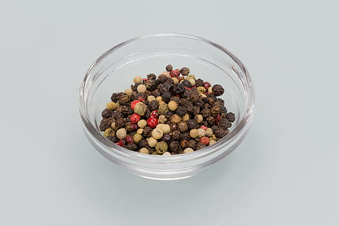 peber, skarp, krydderi, peberkorn, korn, sæson, madlavning ingredienser, farverig peber, farverig, mad, køkken, Ganz, skarphed, laver mad, stege, ingredienser, rød, sort, hvid, bio, forberedelse, mad og drikke, indendørs, velvære, skål, frugt, sund kost, studio skud, hvid baggrund, stilleben, friskhed, bærfrugt, ingen mennesker, glas - materiale, nød, høj vinkel visning, møtrik - mad, beholder, tørret frugt, skåret ud, morgenmad, fristelse, 5K, CC0, offentligt domæne, royaltyfrie