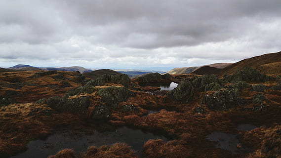 Brun, sort, bjerg, dagtimerne, antenne, fotografering, vanddannelse, rundt om, bjerge, Sky, klippe, bakke, sten-, stenet, sø, Dam, gåstol, england, sø område, landskab, himmel, bjergkæde, plante, sky - himmel, miljø, solid, scenics - natur, rock-objekt, ingen mennesker, natur, ro, skønhed i naturen, dag, jord, rejsemål, overskyet, vand, udendørs, halvtørre, regn, 2K, CC0, offentligt domæne, royaltyfrie